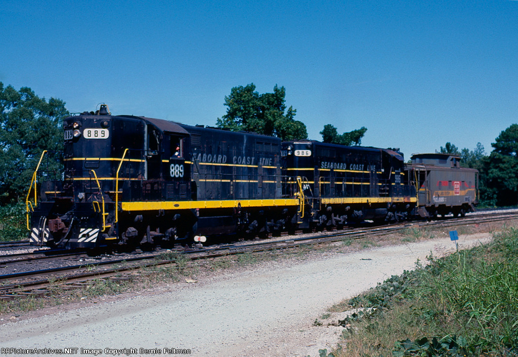 Seaboard Coast Line GP7's #889 and 986 yarding a cab light Ideal Turn 